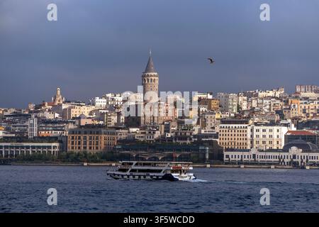 Istanbul, Turchia. 4 agosto 2026. Un traghetto si muove sull'acqua mentre la storica Torre di Galata è visibile sullo sfondo a Istanbul, Turchia. (Credito immagine: © Moe Zoyari/ZUMA Press Wire) USO EDITORIALE SOLO! Non per USO COMMERCIALE! Foto Stock