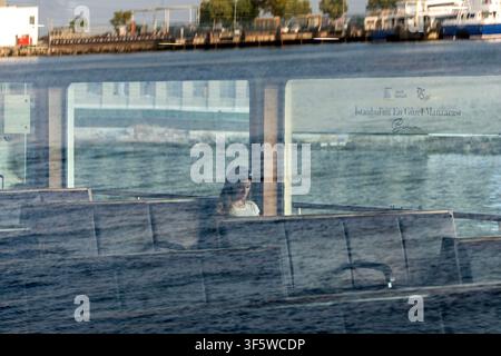 Istanbul, Turchia. 4 agosto 2026. Barche e acque del Bosforo si riflettono in un vetro mentre un passeggero viaggia verso il lato asiatico di Istanbul, Turchia. (Credit Image: © Moe Zoyari/ZUMA Press Wire) USO EDITORIALE SOLO! Non per USO COMMERCIALE! Foto Stock