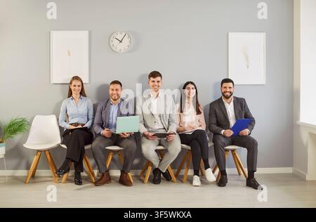 Ritratto di gruppo di professionisti felici che lavorano insieme in ufficio Foto Stock