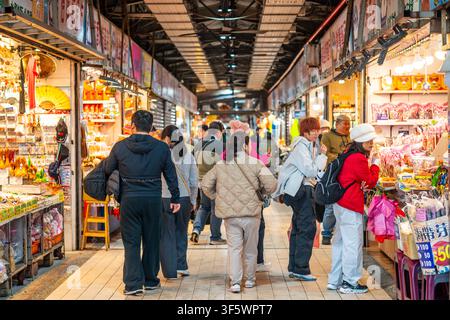 Nuova Taipei Taiwan, 21 gennaio 2026: Vicolo e persone al mercato all’ingresso del geoparco di Yehliu a Nuova Taipei Taiwan Foto Stock