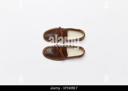 Coppia di scarpe stringate in pelle marrone viste dall'alto, fotografate a Nottingham, Inghilterra, Regno Unito l'8 giugno 2015. Foto Stock