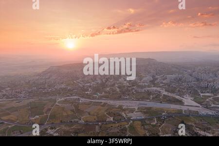 Vista aerea del castello di Uchisar e del paesaggio di Goreme nella Cappadocia Nevsehir Turchia con camini delle fate e formazioni rocciose vulcaniche Foto Stock