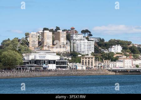 Il Princess Theatre e la ruota English Riviera Wheel sul lungomare di Torquay nel Devon, Inghilterra, Regno Unito Foto Stock
