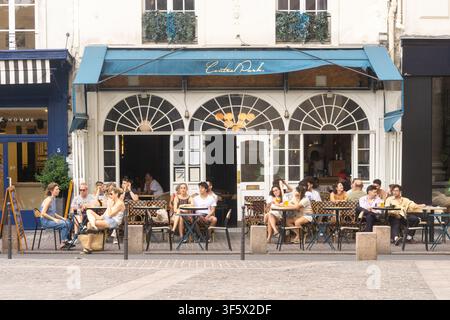 Clienti seduti sulla terrazza esterna di un caffè nel Central Park a Parigi, Francia. Foto Stock