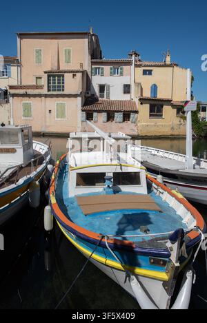 Tradizionali barche da pesca in legno colorate nel vecchio porto o porto, noto come il Mirroir des oiseaux, Martigues, Provenza, Francia Foto Stock