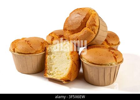 Muffin al soffice di farina di riso appena sfornati che si raffreddano su una griglia Foto Stock