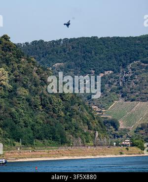 Un jet da combattimento Eurofighter dell'Aeronautica Militare tedesca che vola a bassa quota nella valle del Reno, vicino a St. Goar, diretto a nord Foto Stock