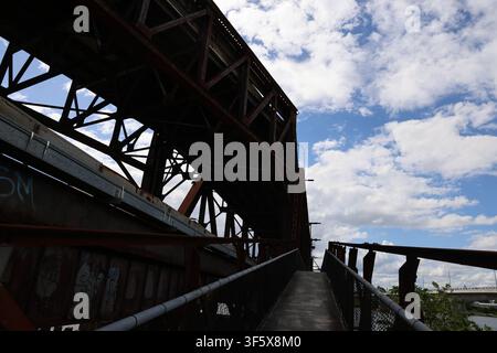 Il ponte flessibile di Grafton, la strada cambia effettivamente direzione due volte sul ponte stesso, mentre il treno procede dritto attraverso il fiume. Foto Stock