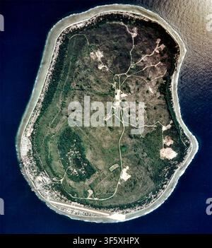 Vista satellitare dell'isola di Nauru che mostra il paesaggio minerario del fosfato e l'insediamento costiero, 2002 Foto Stock