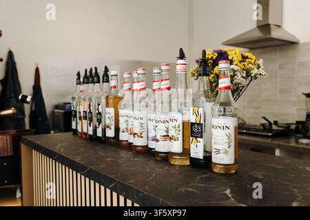Belgrado, Serbia - 29 luglio 2026. Bottiglie di sciroppi aromatizzati Monin e 1883 disposte su un bancone del caffè, che mostrano una selezione di ingredienti per bevande Foto Stock