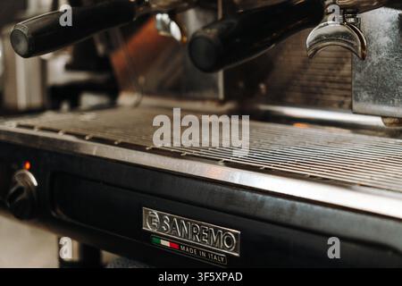 Belgrado, Serbia – 29 luglio 2026. Primo piano di una macchina da caffè Sanremo con portafiltri all'interno di un bar specializzato durante la preparazione delle bevande. Foto Stock