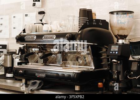 Belgrado, Serbia - 29 luglio 2026. Macchina da caffè Sanremo professionale e macinacaffè commerciale al bancone di un bar specializzato. Foto Stock