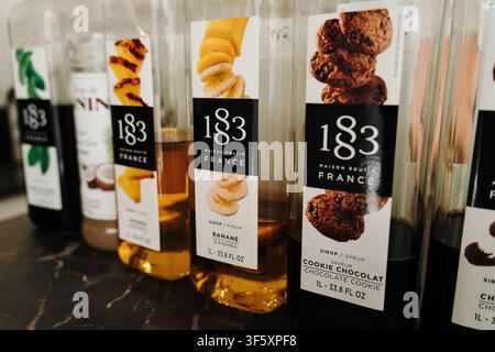 Belgrado, Serbia – 29 luglio 2026. Bottiglie di sciroppi aromatizzati 1883 France esposti sul bancone di una caffetteria specializzata. Foto Stock