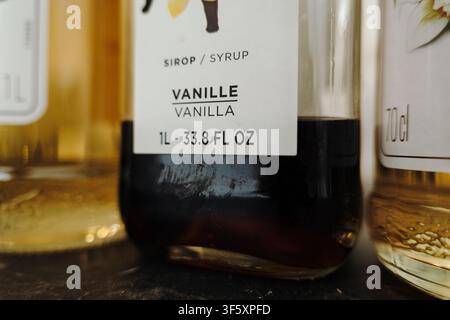 Belgrado, Serbia - 29 luglio 2026. Primo piano di una bottiglia di sciroppo alla vaniglia francese del 1883 usata per preparare caffè e bevande da caffetteria. Foto Stock