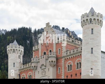 Svevia, Baviera, Germania – 17 maggio 2026; Guardando in alto verso la facciata est del castello di Neuschwanstein Foto Stock