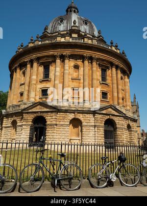 Biciclette parcheggiate davanti alla Radcliffe Camera, Oxford. Radcliffe Square si trova nel cuore dell'Oxford storica. Al centro si trova la rotonda Radcliffe Camera; questo edificio distintivo dell'Università di Oxford, in Inghilterra, è stato progettato da James Gibbs in stile neoclassico e costruito nel 1737-1749 per ospitare la Biblioteca scientifica Radcliffe. Ora fa parte della famosa Biblioteca Bodleiana. Foto Stock