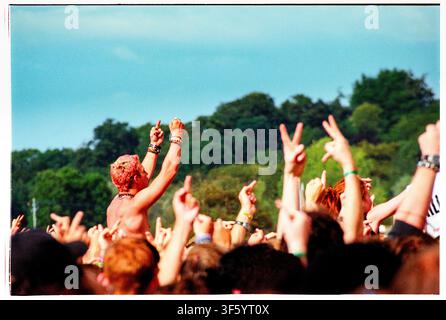FOLLE SFIDANTE DI SLIPKNOT A UN FESTIVAL ROCK, READING FESTIVAL 2000, FANS DI ROCK E SCENE DI FOLLA, READING, INGHILTERRA, 2000: Le mani di una folla di Slipknot sono sollevate in aria, con molte persone che fanno gesti di sfida verso il palco. Foto: Rob Watkins. INFO: Alla fine degli anni 2000, il Reading Festival è diventato il principale evento musicale alternativo della Gran Bretagna, con rock, indie, punk, metal, musica elettronica e artisti emergenti. La sua linea-up diversificata ha attirato folle enormi e ha contribuito a definire la vibrante cultura festivaliera dell'epoca. Foto Stock