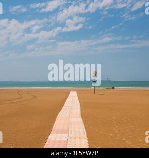 Passeggiata di legno che attraversa la spiaggia sabbiosa verso l'Oceano Atlantico a St Georges de Didonne, Charente-Maritime, Nuova Aquitania, Francia, il Foto Stock