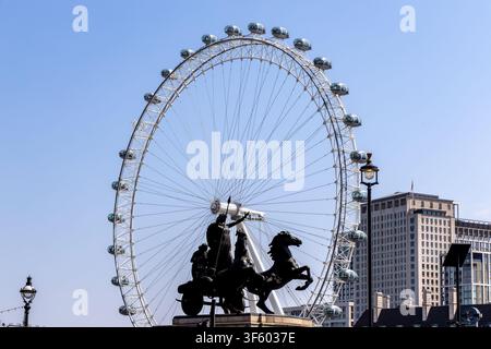 Londra, Inghilterra, Regno Unito - 17 luglio 2026: La ruota panoramica del London Eye si erge dietro la scultura in bronzo Boadicea e le sue figlie Foto Stock
