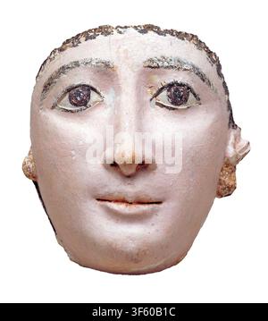 Maschera funeraria di una giovane donna. Paese: Egitto. Cultura: Egizia antica. Stile: II secolo. Data: II secolo. La maschera funeraria di una giovane donna dell'Egitto del II secolo unisce le tradizionali usanze funebri egiziane con gli stili artistici romani e greci contemporanei. Questi manufatti romano-egiziani riflettono un crocevia culturale dove le élite locali adottarono le mode imperiali preservando i riti religiosi antichi per l'aldilà Foto Stock