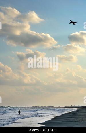 Aereo sopra la spiaggia di Larnaca al tramonto, Cipro Foto Stock