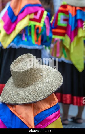 Artisti al Festival del Patrimonio di Calgary che indossano un costume tiliche, un tradizionale e vivace costume da carnevale di Putla Villa de Guerrero a Oaxaca Foto Stock