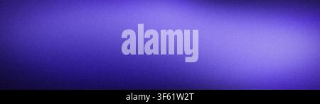 Questo ampio sfondo astratto presenta una texture granulosa a sfumatura nei toni del blu viola e del nero. Ideale per design tecnologici e opere d'arte digitali, questo Blu Foto Stock