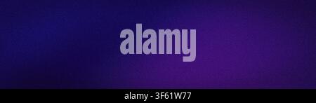 Questa immagine in formato largo presenta uno sfondo astratto granuloso viola scuro, blu e violetto con effetti di sfocatura morbida e sfumatura. Lo sfondo perfetto Foto Stock