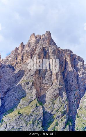 Vista ravvicinata di un drammatico picco montuoso roccioso e frastagliato e di una parete rocciosa ripida con superfici rocciose altamente texture in sfumature. Foto Stock