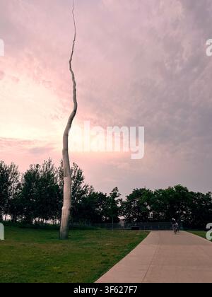 Ottawa, Ontario, Canada – 30 giugno 2026: Vista ad angolazione bassa che mostra l’alta scultura metallica argentata a spirale ‚One Hundred Foot Line‘ che assomiglia a un fulmine Foto Stock