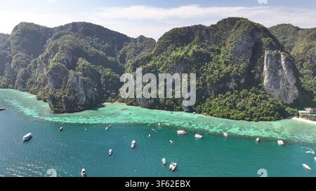 Vista aerea di Koh Phi Phi con acque turchesi, scogliere di calcare e barche a Khlong Phon, Krabi, Thailandia. Foto Stock