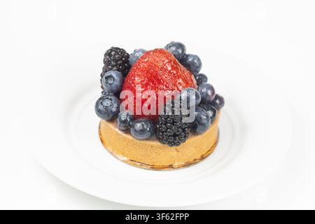 Dessert di torta alla frutta fresca isolato su sfondo bianco – Pasticceria individuale gourmet in primo piano Foto Stock