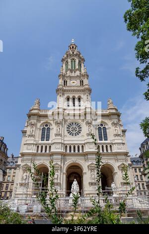 Facciata e campanile della Chiesa della Santissima Trinità sotto il cielo blu di Parigi Foto Stock