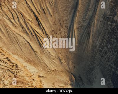 Vista aerea di trame di cumuli di sabbia con creste profonde e modelli di erosione naturali Polonia. Foto Stock