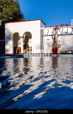La piscina dell’historico Victoria Falls Hotel – Victoria Falls, Zimbabwe Foto Stock