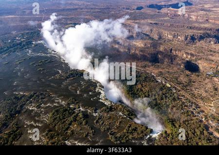 Vista aerea del fiume Zambesi e delle cascate Victoria da un elicottero - Cascate Victoria, Zimbabwe e Zambia Foto Stock