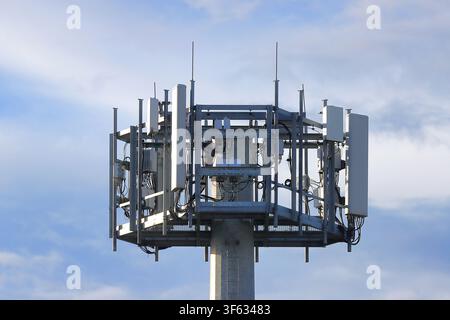 Questo è un traliccio di trasmissione della rete cellulare tipicamente utilizzato per le telecomunicazioni mobili e senza fili. Foto Stock