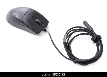 Un mouse da computer nero con cavo collegato e ben arrotolato è isolato su uno sfondo bianco Foto Stock