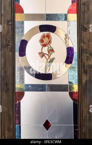 Vetrata decorativa con motivo floreale in vetro colorato su cornice di legno, Arturo Pasticceria, pasticceria & cannoli, Randazzo, Sicilia, Italia Foto Stock