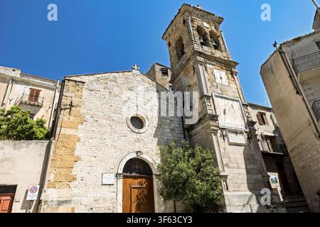 Chiesa storica in pietra di San Pietro Apostolo nel villaggio di montagna di Petralia Sottana, Sicilia, Italia Foto Stock