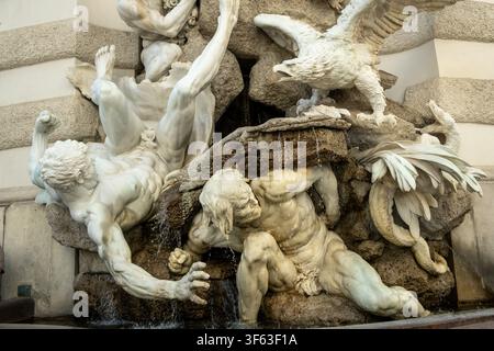 Primo piano di statue monumentali di fontane in pietra a Michaelerplatz. Foto Stock