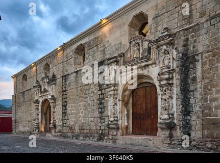 Facciata delle rovine del Convento di Santa Clara, Convento Santa Clara, Antigua, Guatemala, America Centrale Foto Stock