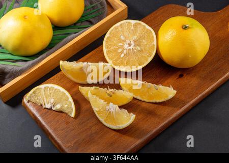 Pomelo di grappoli gialli interi e affettati Foto Stock