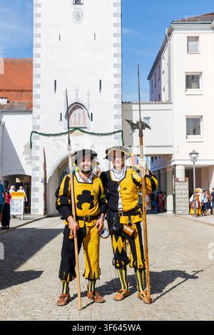 Mindelheim, Allgäu, Bavaria, Germania: Festival Frundsberg con la guardia cittadina al porto superiore Foto Stock