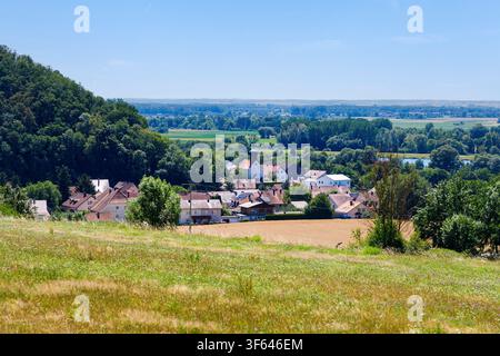 Sulzbach vicino a Donaustauf, Alta Palatinato, Baviera, Germania; veduta della città con la chiesa fortificata di San Martino Foto Stock
