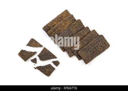 Mucchio di cracker di riso croccanti con semi di sesamo nero Foto Stock