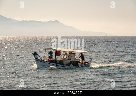 Grecia, Europa sudorientale, Corfù, un'isola greca al largo della costa nordoccidentale nel Mar Ionio, gita in barca da Lefkimmi a Paxos, peschereccio Foto Stock