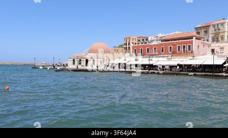 Una tranquilla sezione della storica passeggiata sul lungomare lungo il vecchio porto di Chania, Creta, Grecia. Foto Stock