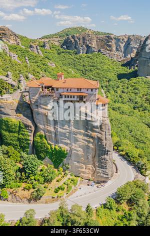 Vista aerea del monastero di Rousanou situato su una scoscesa parete rocciosa a Meteora vicino a Kalambaka in Grecia, patrimonio mondiale UNESCO per viaggi storici Foto Stock