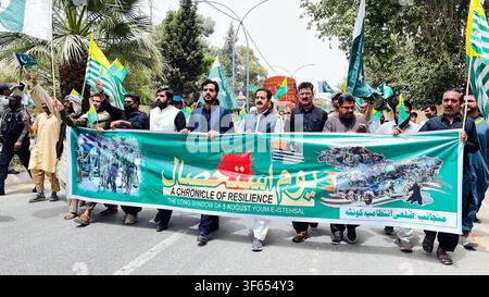 QUETTA, PAKISTAN - 05 agosto 2026: I partecipanti a Quetta hanno organizzato una manifestazione di protesta contro le forze indiane e l'aggressione del governo, commemorando il Giorno dell'Assedio del Kashmir (Youm-e-Istehsal) mercoledì 5 agosto 2026. L'evento, organizzato dall'Amministrazione del distretto di Quetta, si è svolto su Zarghoon Road. I manifestanti hanno espresso solidarietà al popolo del Kashmir, sottolineando l'importanza di questa giornata come promemoria delle tensioni in corso nella regione. Questa manifestazione sottolinea l'attenzione politica e sociale continua sul Kashmir, attirando l'attenzione sul conflitto regionale di lunga data. Foto Stock